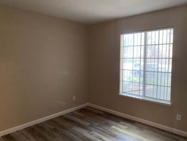 Building Photo - 2 Bedroom 2 Bathroom Condo Close to Freeway, Schools & Shopping