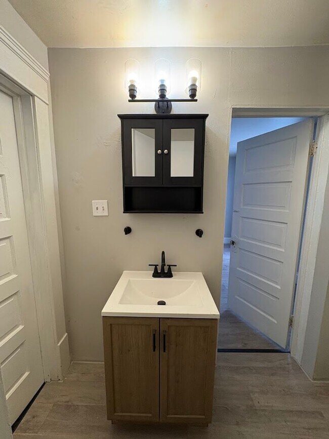 Building Photo - 96 Hall St