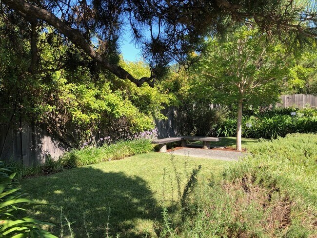 Building Photo - Northbridge 4bd/2ba Rancher w/Central AC &...