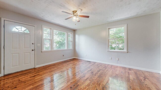 Building Photo - 408 Lealand Ln