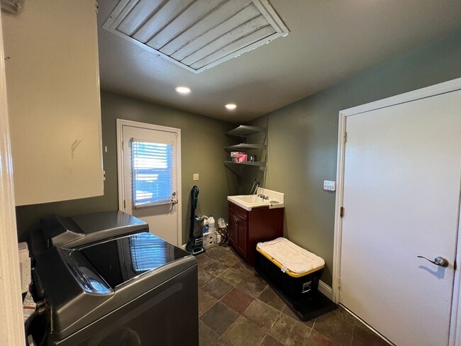 Building Photo - Stunning Country property in Oakdale!