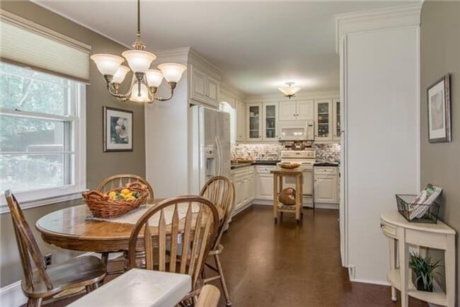 Building Photo - AVAILABLE NOW; 2-Bed/2.5-Bath in Crieve Hall