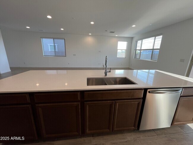 Building Photo - 9426 W Sells Dr