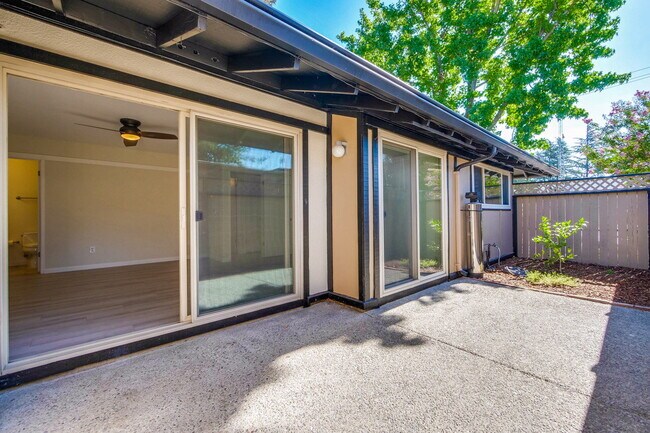 Building Photo - Single Story Townhome in Cherry Chase Neighborhood of Sunnyvale!