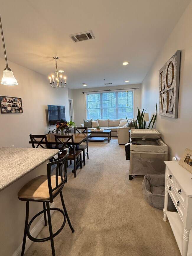 Building Photo - 300 W Elm St