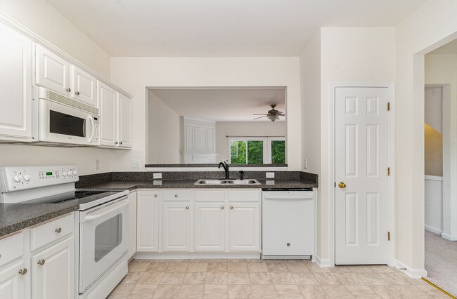 Building Photo - Spacious Townhome in Vibrant Breckenridge ...