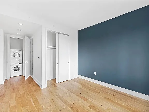 Building Photo - 27-21 44th Dr