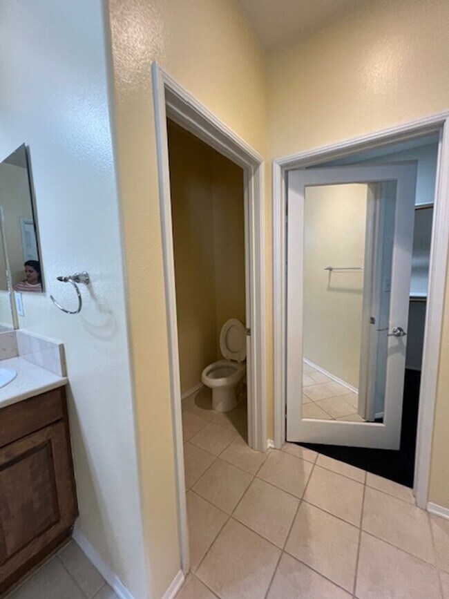 Building Photo - Beautiful 2 Bedroom, 2 1/2 Bathroom Porter Ranch Townhome! Ready for Move In!