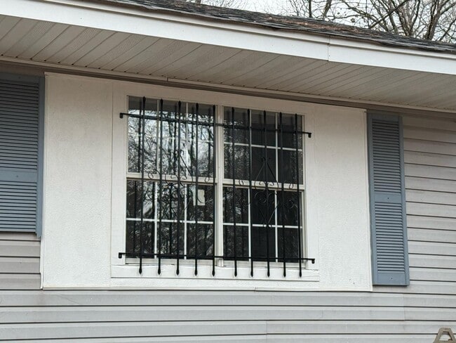 Building Photo - 320 E Leavell Woods Dr