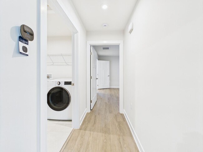 Building Photo - Functional Floorplan, Modern Comfort – Wel...
