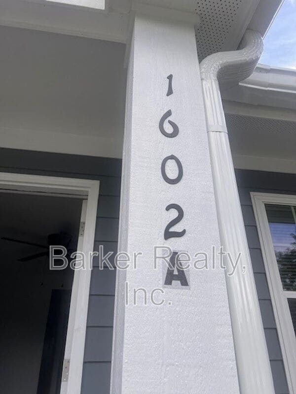 Building Photo - 1602 Pender St