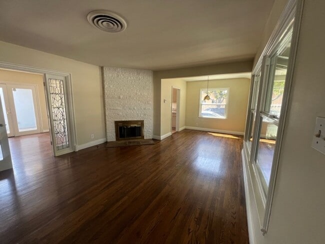 Building Photo - Charming 3 Bedroom 2 Bathroom Van Nuys Pool Home! Ready For Move-In!