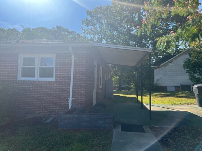 Building Photo - Three bedroom, 1 bath house in Burlington