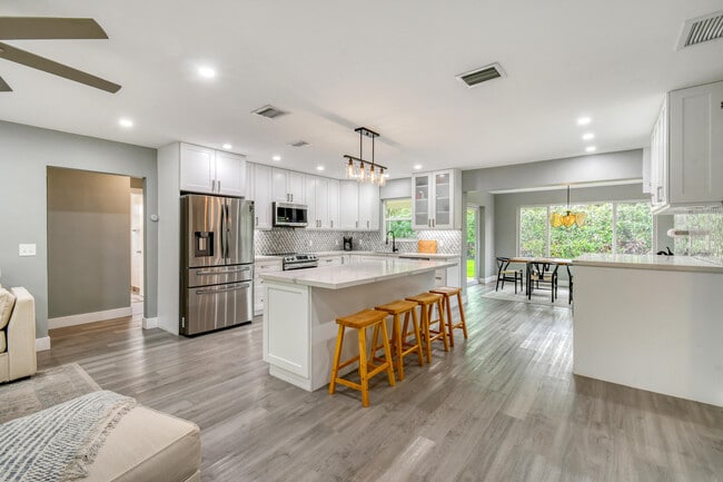 Building Photo - 400 Tequesta Dr