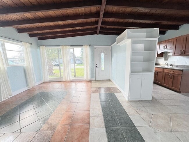 Building Photo - Beachside Bungalow in Ormond Beach!