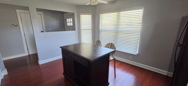 Building Photo - 715 SW Graystone Dr