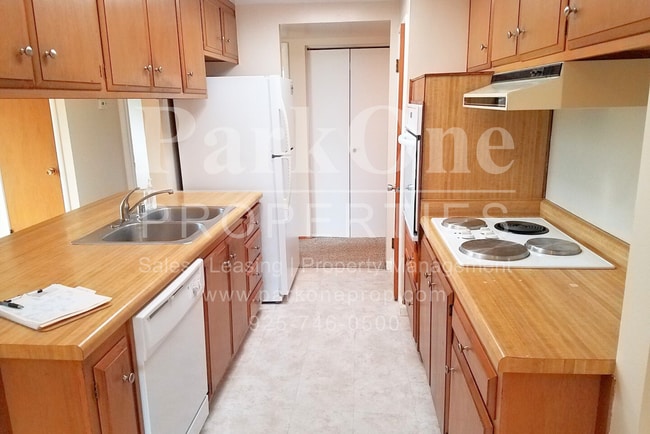 Building Photo - Beautiful 4-Bedroom Single Family Home wit...