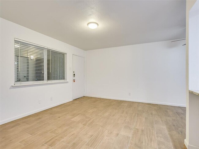 Building Photo - 2303 East Side Dr