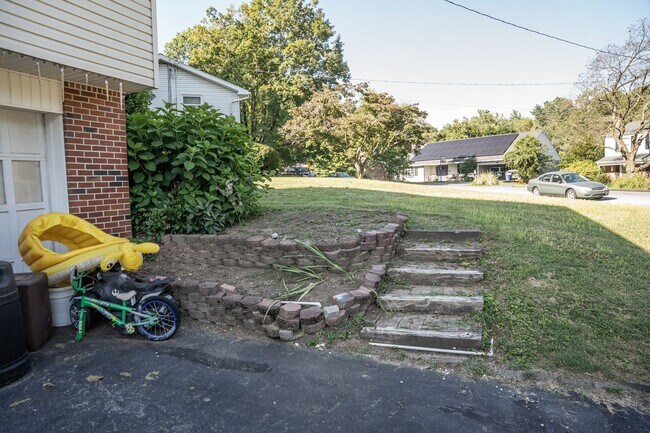 Building Photo - 1643 Colonial Manor Dr