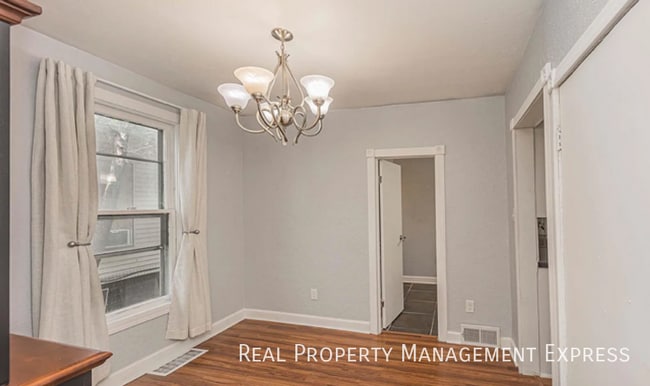 Building Photo - 807 W 13th St