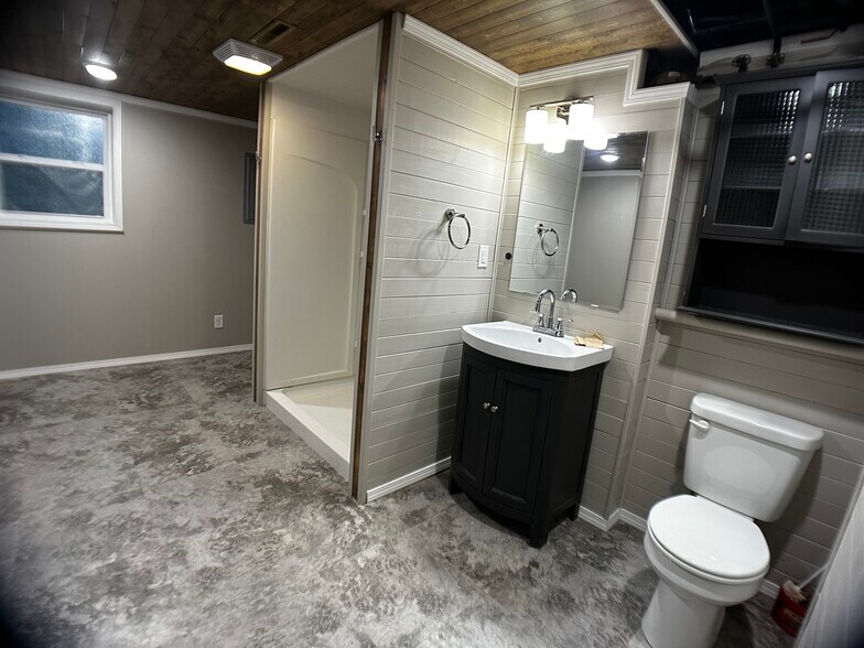 Building Photo - 4905 Cresthaven Dr