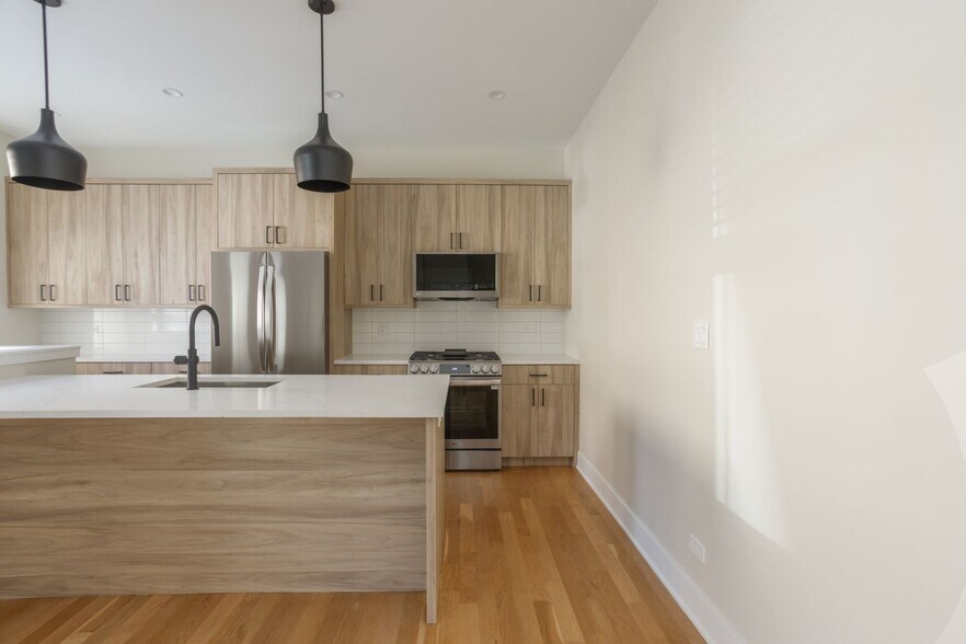 Building Photo - 1402 W Belden Ave