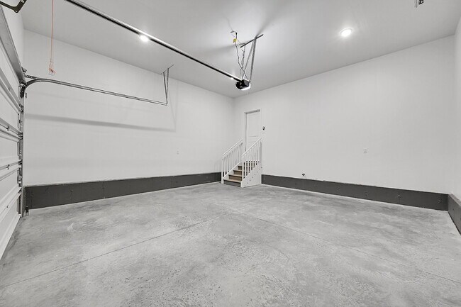Building Photo - $2,495.00, 3 bed,2.5 bath located in Color...