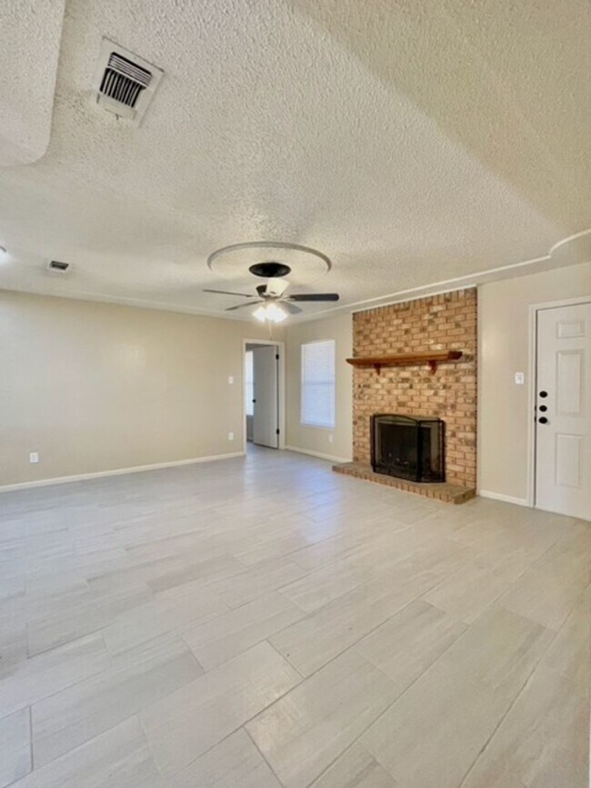 Building Photo - Single Family Home featuring 3 Bedrooms, 2 Baths, and 1 Car Garage