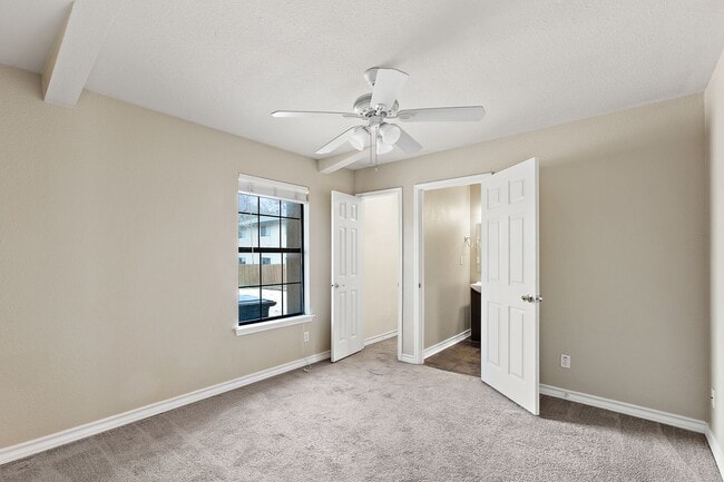 Building Photo - Walk to campus! Walk downtown! Fenced yard! Flat Rate Utilities!