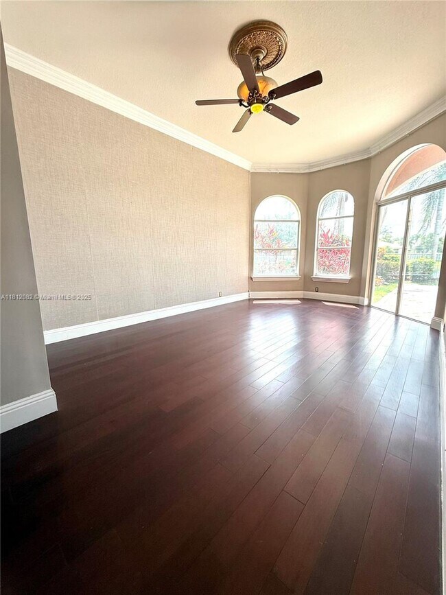 Building Photo - 2547 Montclaire Cir