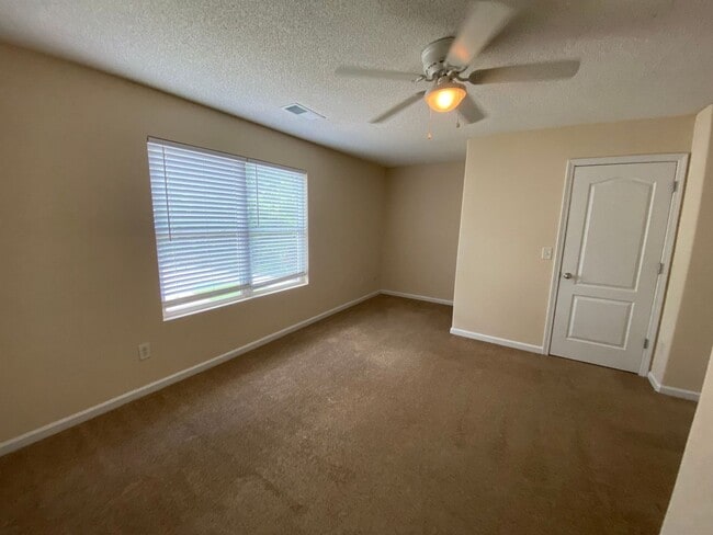 Building Photo - LEASING FOR AUGUST 2025! FENCED IN YARD!!