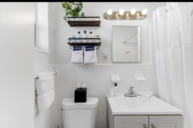 Building Photo - 820 NE 16th Ave