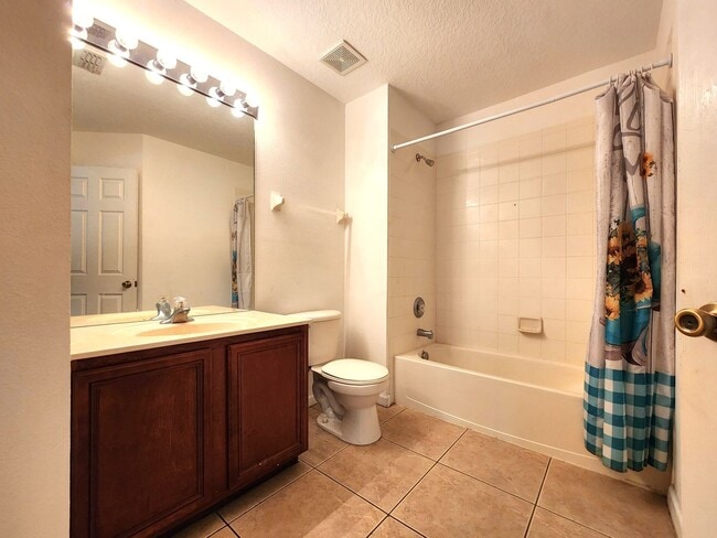 Building Photo - 2-story Spacious Townhome / Gated / Attach...