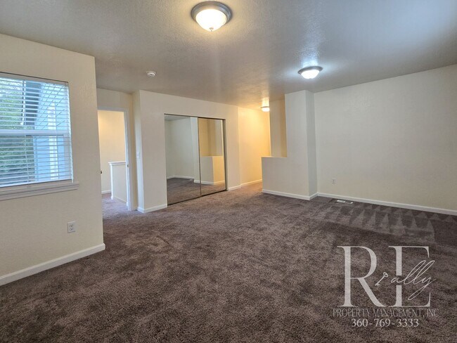 Building Photo - Military Discount: Spacious Bremerton Townhome with Garage & Fenced Yard