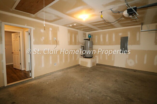Building Photo - Spacious 4 Bedroom Home in Fox Hollow