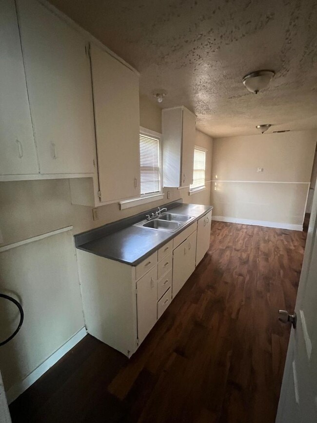 Building Photo - $0 First Month's Rent / $0 Deposit at Move-in