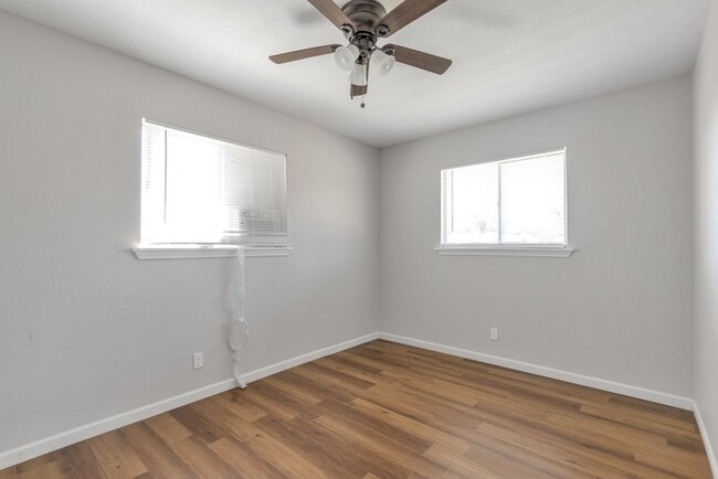 Building Photo - 811 John Adams Dr