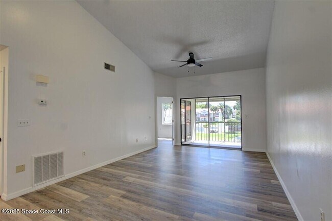 Building Photo - 1051 Country Club Dr