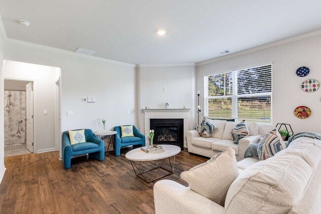 Building Photo - Like New - First Class Amenities