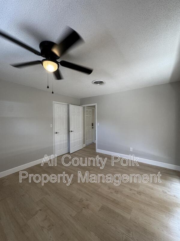 Building Photo - 2255 E Helen Cir
