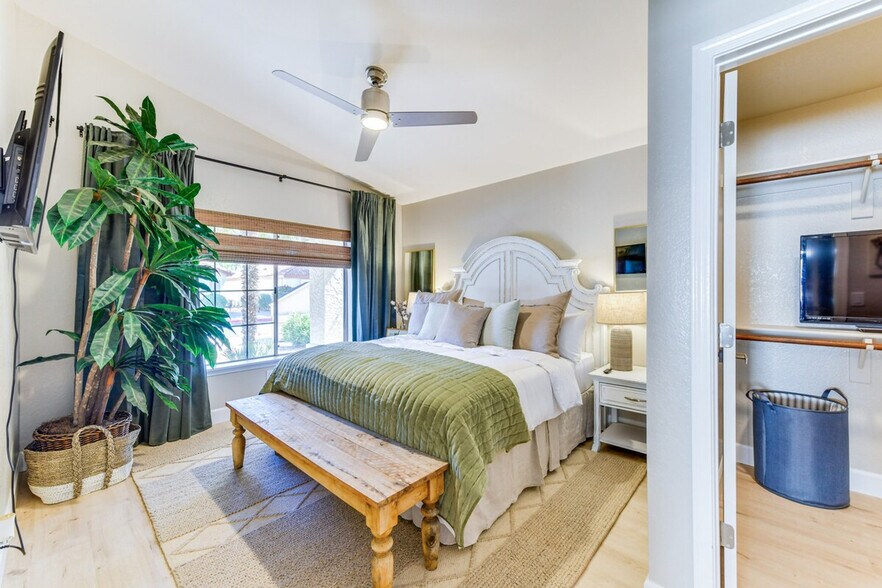 Building Photo - 1120 N Val Vista Dr