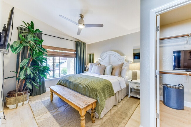 Building Photo - 1120 N Val Vista Dr