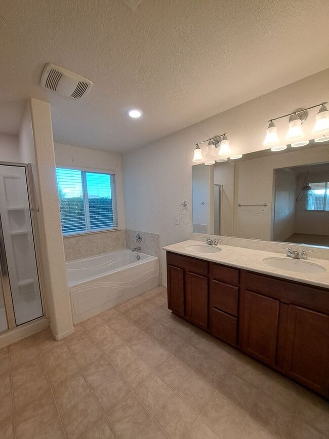 Building Photo - Move in Special: $500 Off the 1st Month's Rent – Stunning and Spacious Home – Don't Miss This!