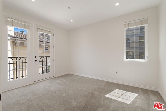 Building Photo - 7101 Playa Vista Dr