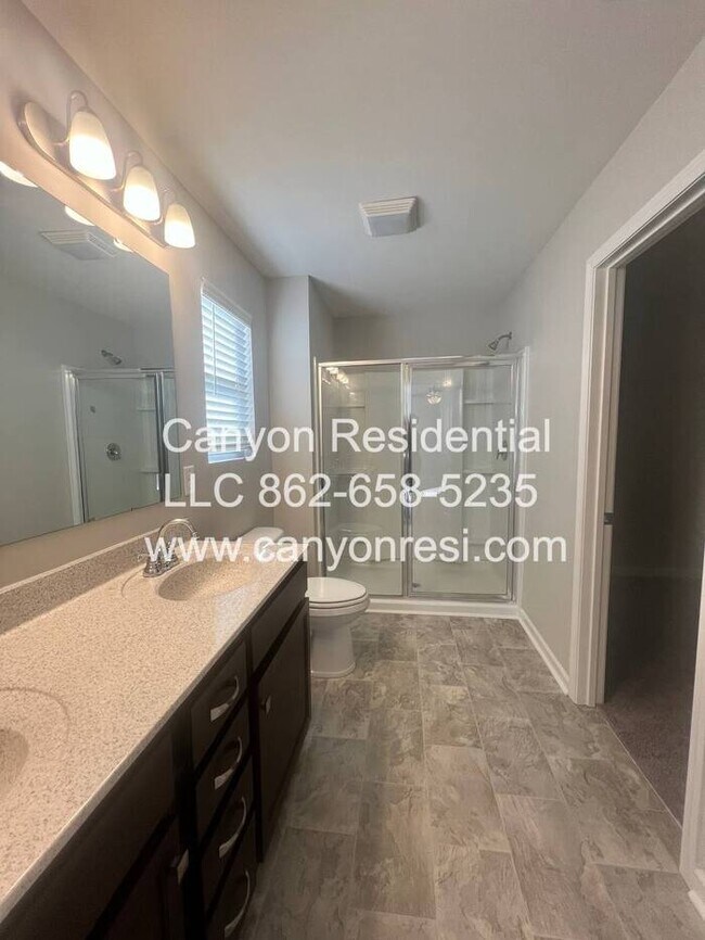 Building Photo - Beautiful 3 Bedroom 2.5 bath in well sough...