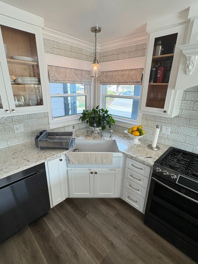 Building Photo - Remodeled Craftsman style 3 bedroom (with 4th office/bedroom), 3 bathroom home - this is NOT your...