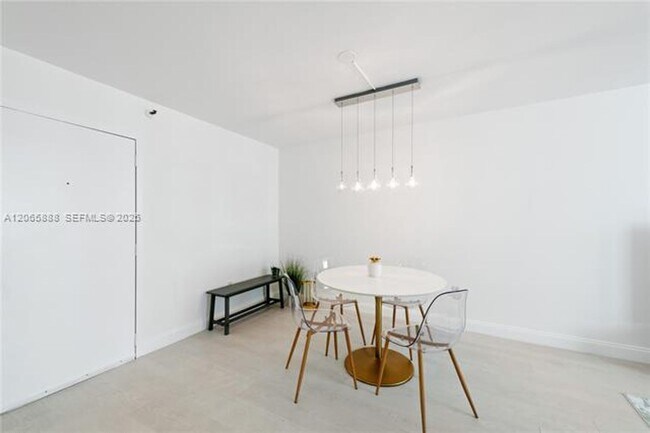 Building Photo - 1621 Collins Ave