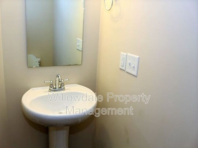 Building Photo - 717 Minerva Dale Dr