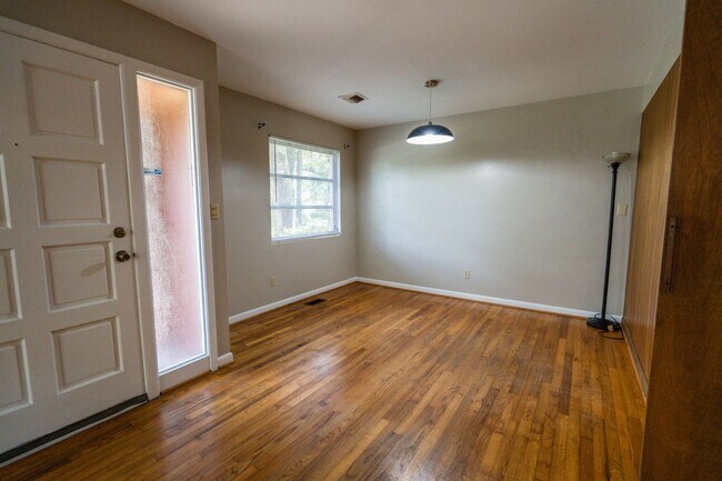 Building Photo - 3BR/2BA Home