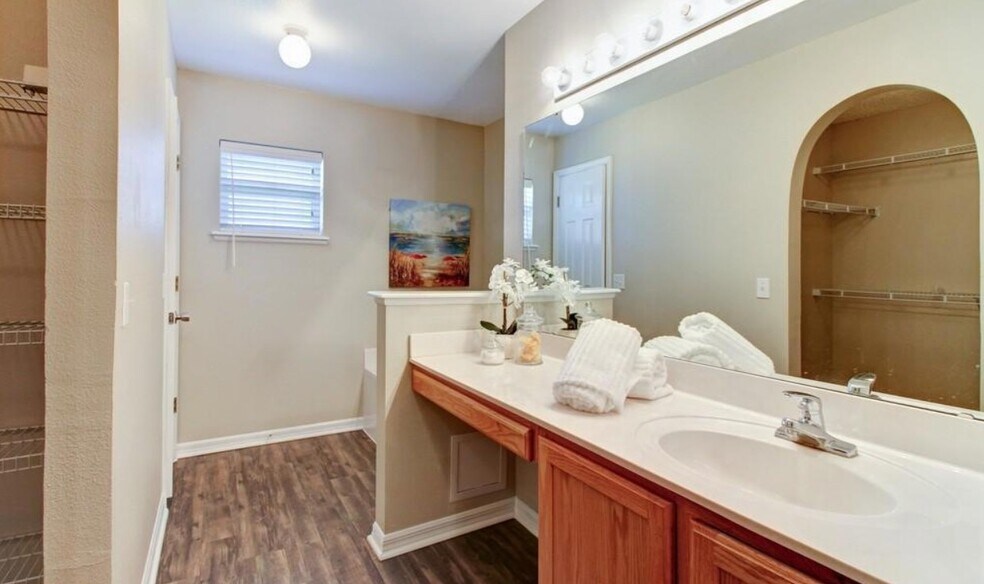 Building Photo - 90 Reeding Ridge Dr E